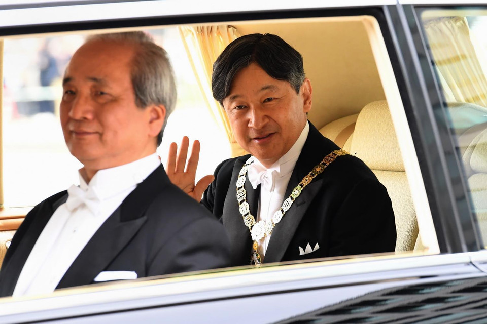 Hoàng Thái tử Naruhito (phải) tới Hoàng cung ở Tokyo ngày 1/5. (Nguồn: AFP/TTXVN)