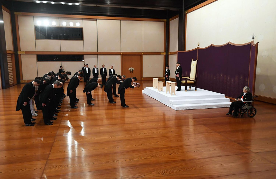 Hoàng Thái tử Naruhito (thứ 2, phải) tại lễ lên ngôi Hoàng đế ở Tokyo, Nhật Bản ngày 1/5. (Nguồn: AFP/TTXVN)