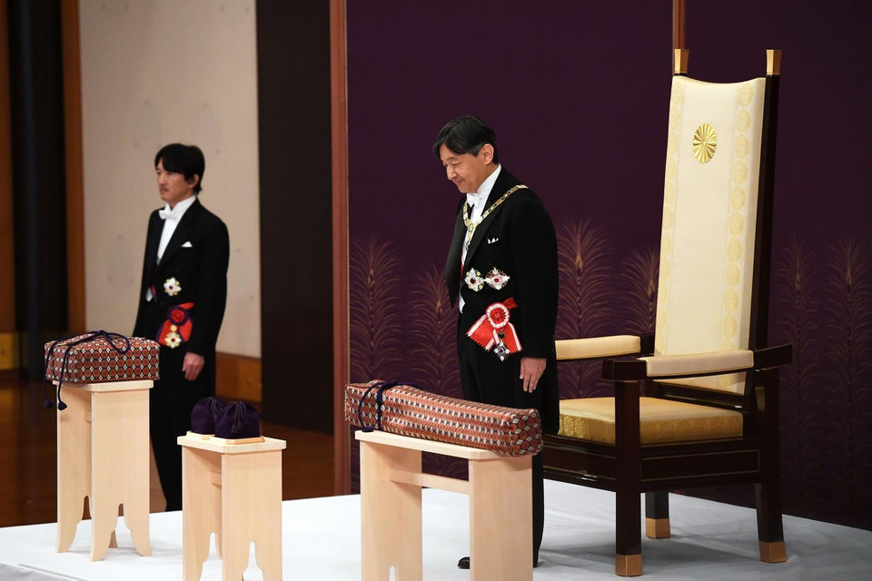 Hoàng Thái tử Naruhito (phải) tại lễ lên ngôi Hoàng đế ở Tokyo, Nhật Bản ngày 1/5. (Nguồn: AFP/TTXVN)