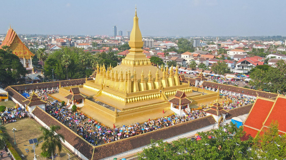 Toàn cảnh người dân tham gia lễ rước Boun Thatluang. (Ảnh: Đỗ Bá Thành/Vietnam+)