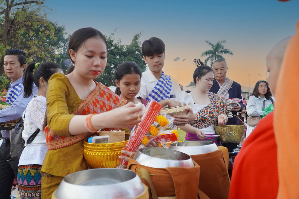 Các em thiếu niên cũng tới tham dự nghi lễ Xaybat. (Ảnh: Đỗ Bá Thành/Vietnam+)