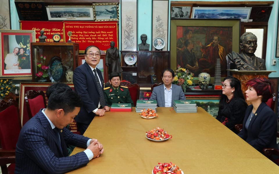 Cựu Nhà báo Trần Tuấn chia sẻ về những kỷ niệm trong thời gian phục vụ cho Đại tướng Võ Nguyên Giáp. (Ảnh: Thành Đạt/TTXVN)