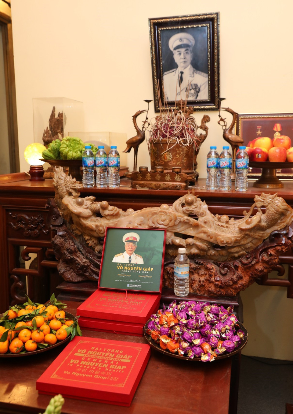 Sách ảnh "Đại tướng Võ Nguyên Giáp trong lòng dân" được đặt trang trọng trước linh vị Đại tướng Võ Nguyên Giáp. (Ảnh: Thành Đạt/TTXVN)