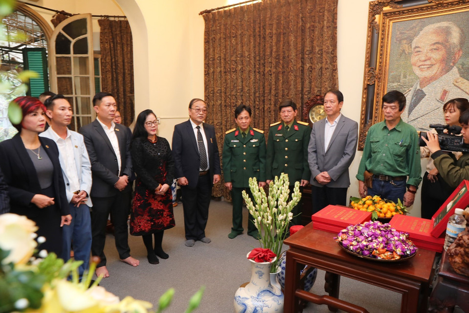 Cựu Nhà báo Trần Tuấn cùng các đại biểu đến thắp hương tri ân Đại tướng Võ Nguyên Giáp. (Ảnh: Thành Đạt/TTXVN)