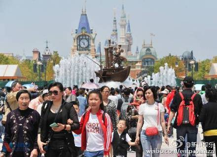 Du khách thi nhau đổ tới công viên từ trước kỳ nghỉ lễ Quốc tế lao động 1/5. (Nguồn: Shanghaiist)