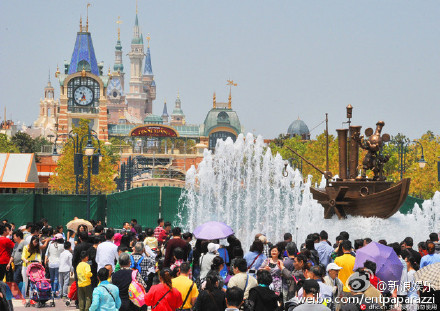 Cả biển người tìm tới công viên Disneyland Thượng Hải dù nơi này chưa khai trương. (Nguồn: Shanghaiist)