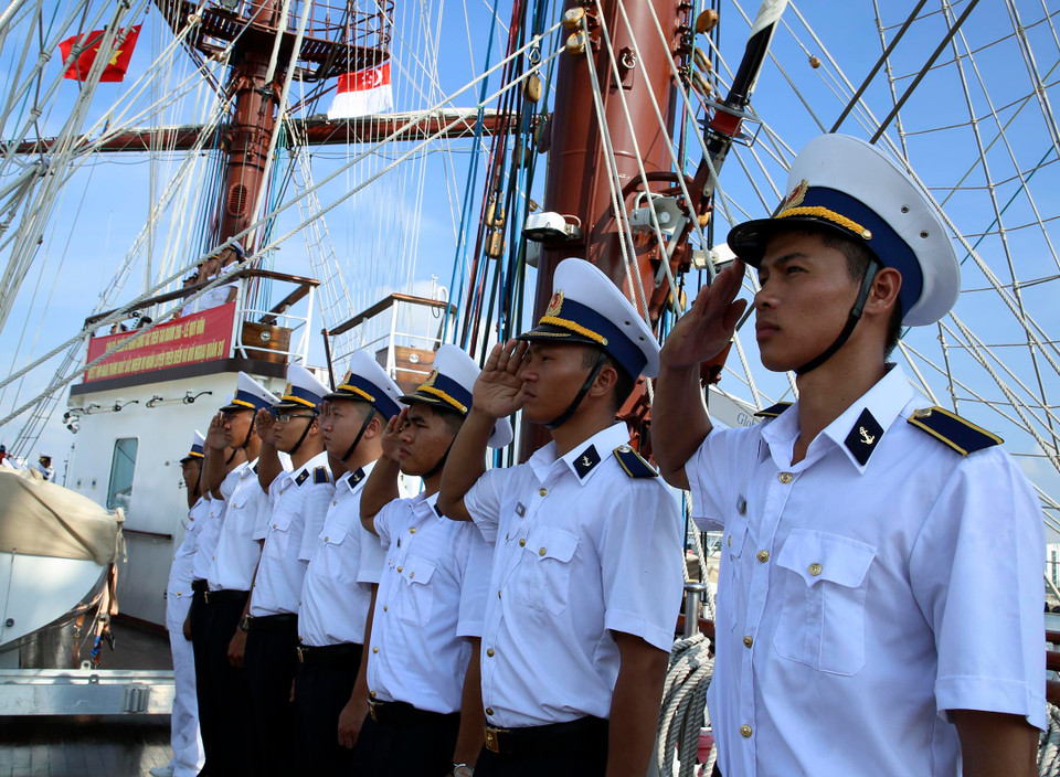 Các thủy thủ trên tàu Lê Quý Đôn thực hiện nghi lễ chào cảng Singapore. (Ảnh do đoàn cung cấp)