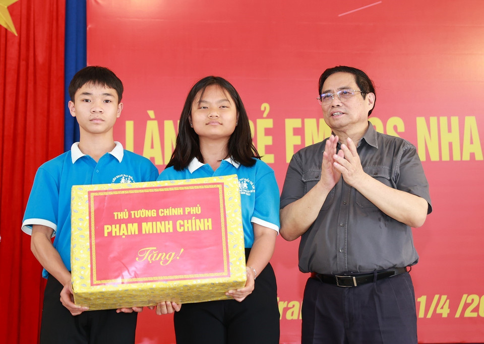  Thủ tướng Phạm Minh Chính tặng quà cho trẻ em Làng trẻ em SOS Nha Trang. (Ảnh: Dương Giang/TTXVN)