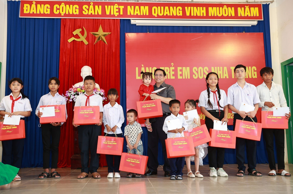 Thủ tướng Phạm Minh Chính tặng quà cho trẻ em Làng trẻ em SOS Nha Trang. (Ảnh: Dương Giang/TTXVN)