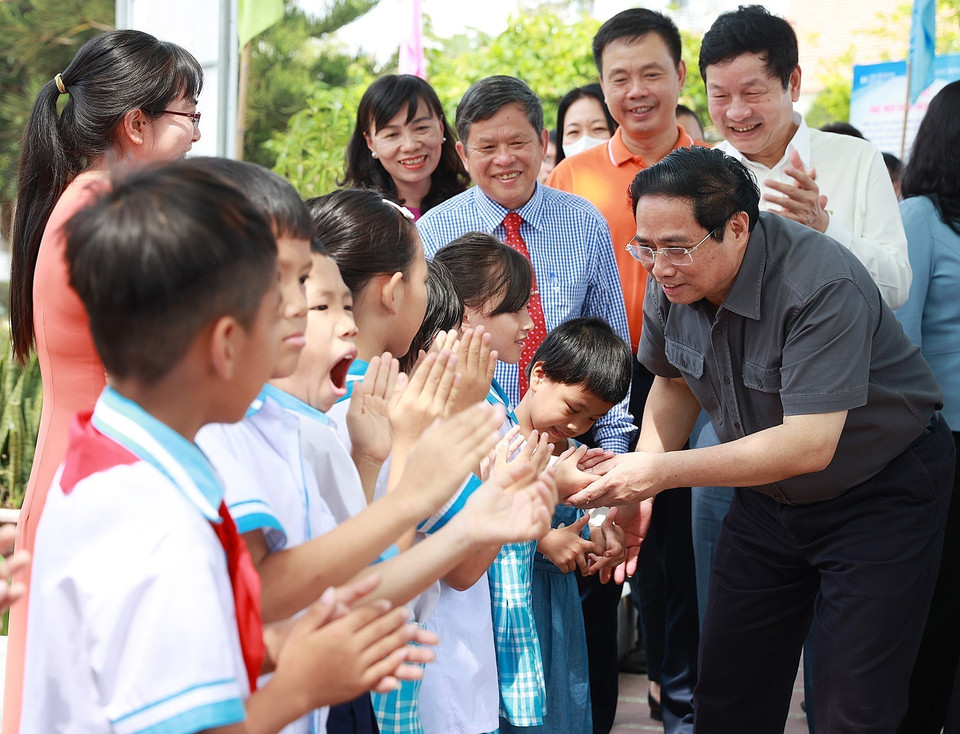 Trẻ em Làng SOS Nha Trang chào đón Thủ tướng. (Ảnh: Dương Giang/TTXVN)