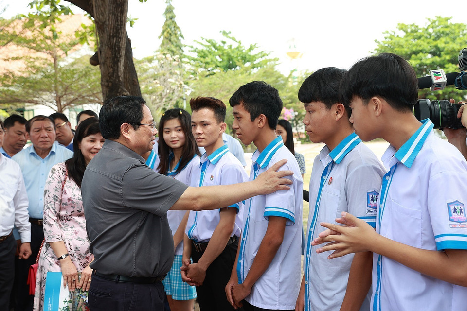 Thủ tướng Phạm Minh Chính động viên trẻ em Làng trẻ em SOS Nha Trang. (Ảnh: Dương Giang/TTXVN)