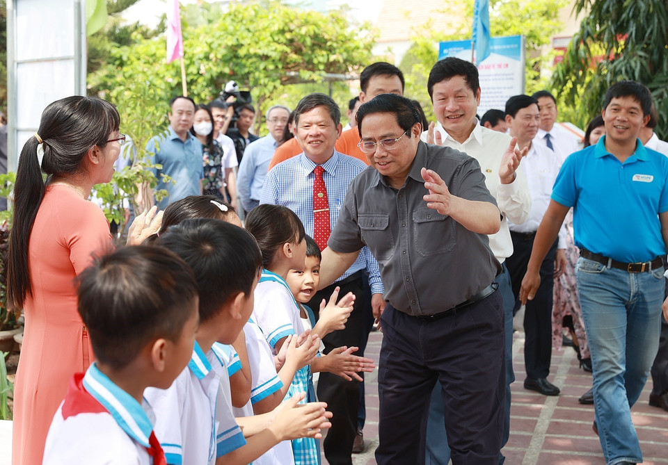 Thủ tướng Phạm Minh Chính và các đại biểu thăm, động viên trẻ em Làng trẻ em SOS Nha Trang. (Ảnh: Dương Giang/TTXVN)