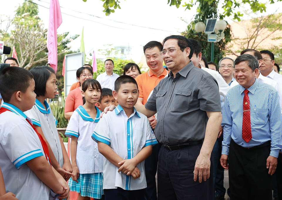 Thủ tướng Phạm Minh Chính trò chuyện với trẻ em Làng trẻ em SOS Nha Trang. (Ảnh: Dương Giang/TTXVN)