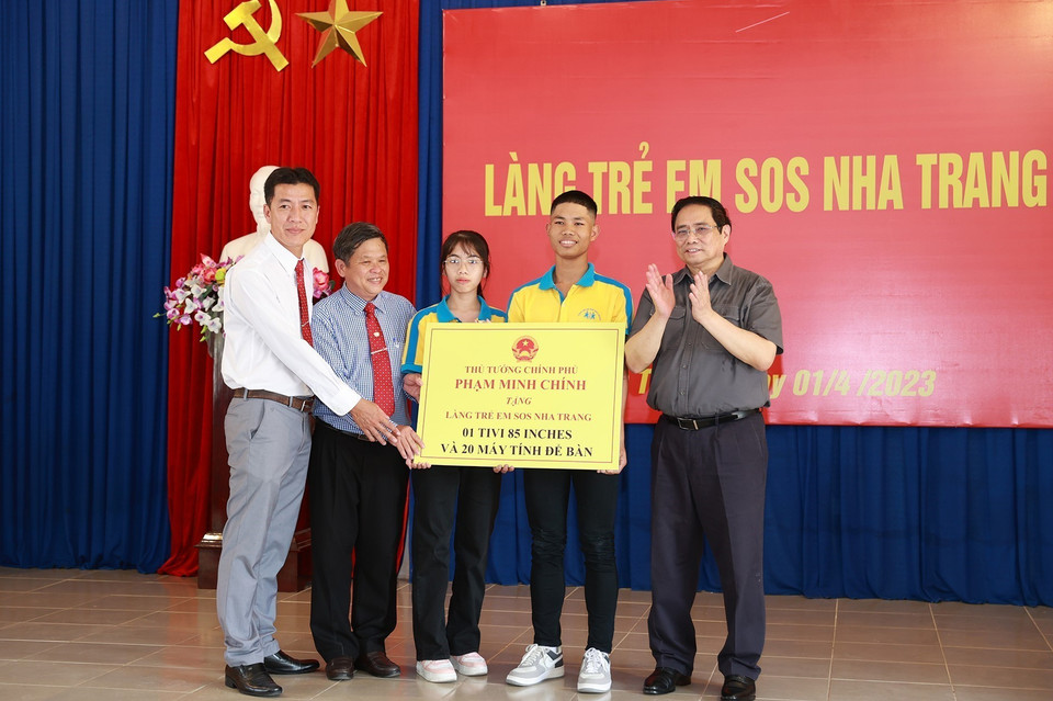 Thủ tướng Phạm Minh Chính tặng quà cho Làng trẻ em SOS Nha Trang. (Ảnh: Dương Giang/TTXVN)