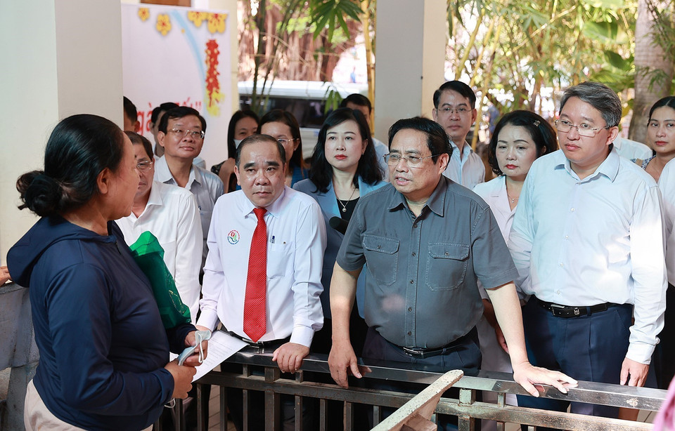 Thủ tướng Phạm Minh Chính thăm, động viên người thân và gia đình bệnh nhân Bệnh viện Đa khoa tỉnh Khánh Hòa. (Ảnh: Dương Giang/TTXVN)