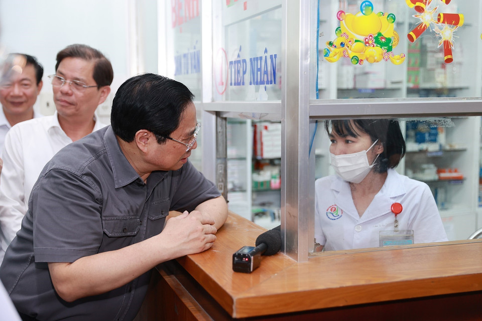 Thủ tướng Phạm Minh Chính kiểm tra tình trạng thuốc và thiết bị y tế tại Bệnh viện Đa khoa tỉnh Khánh Hòa. (Ảnh: Dương Giang/TTXVN)