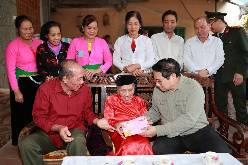 Thủ tướng Phạm Minh Chính tặng quà Mẹ Việt Nam Anh hùng Nguyễn Thị Chố. (Ảnh: Dương Giang/TTXVN)