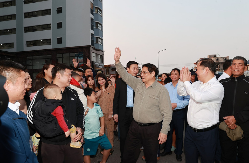 Thủ tướng Phạm Minh Chính cùng cư dân Khu nhà ở xã hội thành phố Hòa Bình. (Ảnh: Dương Giang/TTXVN)