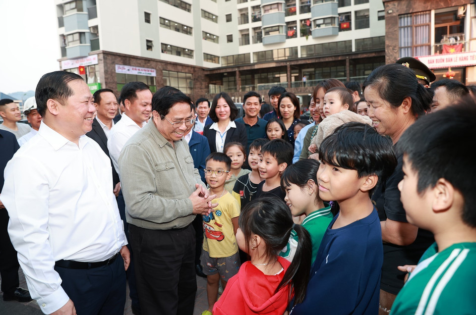 Thủ tướng Phạm Minh Chính thăm cư dân Khu nhà ở xã hội thành phố Hòa Bình. (Ảnh: Dương Giang/TTXVN)