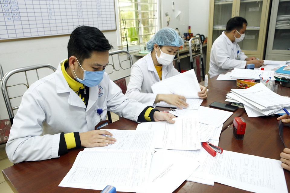 Trong nhiều ngày qua, các y bác sĩ của Trung tâm Y tế huyện Bình Xuyên (Vĩnh Phúc) đang gồng mình chống dịch bệnh nCoV - ảnh chụp chiều 7/2. (Ảnh: Dương Ngọc/TTXVN)