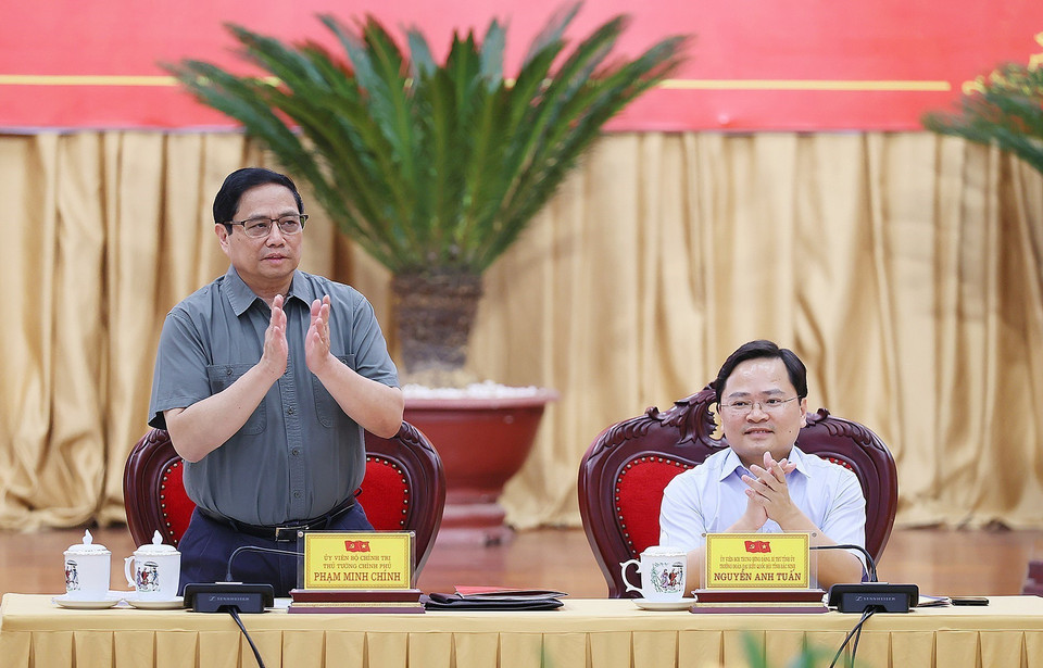 Thủ tướng Phạm Minh Chính chủ trì buổi làm việc với lãnh đạo chủ chốt tỉnh Bắc Ninh. (Ảnh: Dương Giang/TTXVN)