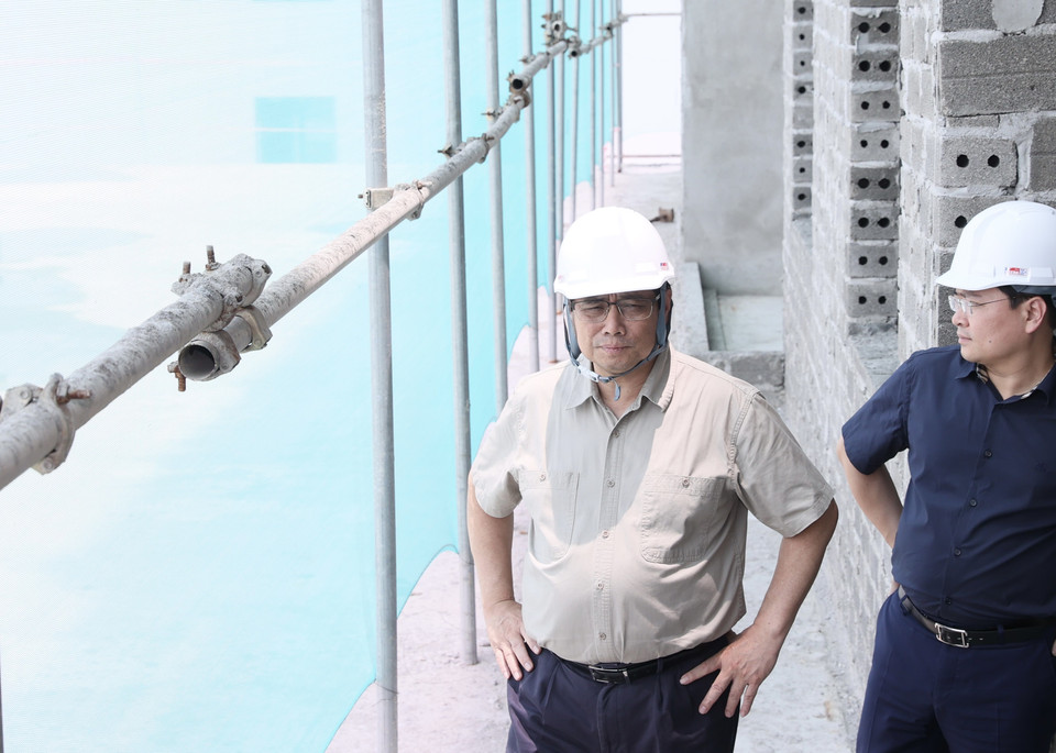 Thủ tướng Phạm Minh Chính kiểm tra việc thi công dự án khu nhà ở xã hội tại Bắc Ninh. (Ảnh: Dương Giang/TTXVN)