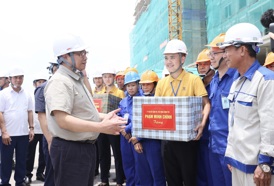 Thủ tướng Phạm Minh Chính tặng quà cho công nhân thi công khu nhà ở xã hội. (Ảnh: Dương Giang/TTXVN)