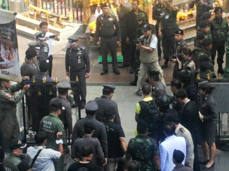 Adem Keradag (mặc áo vàng) diễn lại hành vi mang balô chứa vật liệu nổ vào đặt tại đền Erawan hôm 17/8.