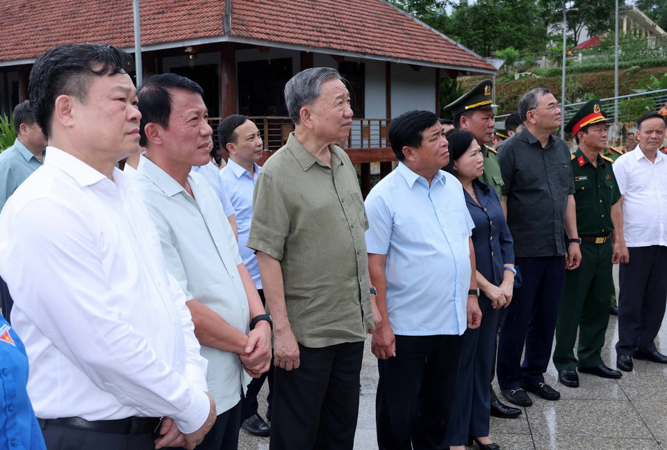 Chủ tịch nước Tô Lâm tham quan Khu Di tích Lịch sử Quốc gia Nà Tu, nơi Bác Hồ đến thăm, động viên lực lượng thanh niên xung phong và dân công hỏa tuyến trong thời kỳ kháng chiến chống thực dân Pháp (28/3/1951). (Ảnh: Nhan Sáng/TTXVN)
