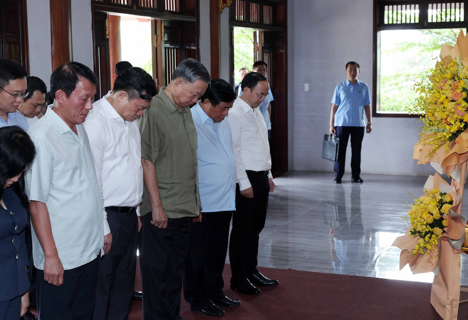 Chủ tịch nước Tô Lâm cùng các đại biểu tưởng niệm Chủ tịch Hồ Chí Minh. (Ảnh: Nhan Sáng/TTXVN)