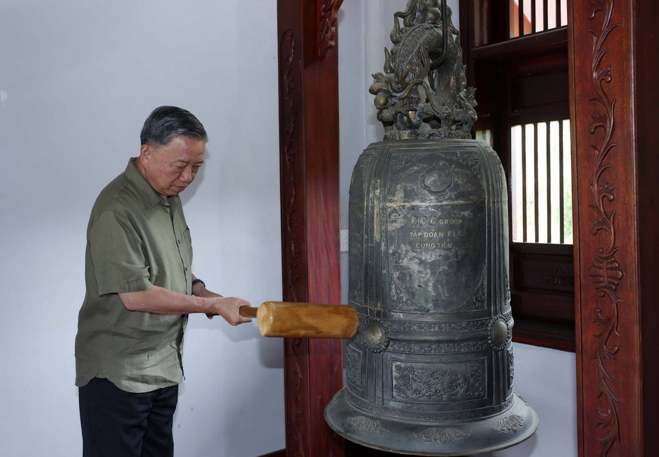 Chủ tịch nước Tô Lâm thỉnh chuông tại lễ dâng hương tưởng niệm Chủ tịch Hồ Chí Minh. (Ảnh: Nhan Sáng/TTXVN)