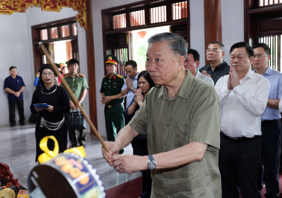 Chủ tịch nước Tô Lâm dâng hương tưởng niệm Chủ tịch Hồ Chí Minh. (Ảnh: Nhan Sáng/TTXVN)