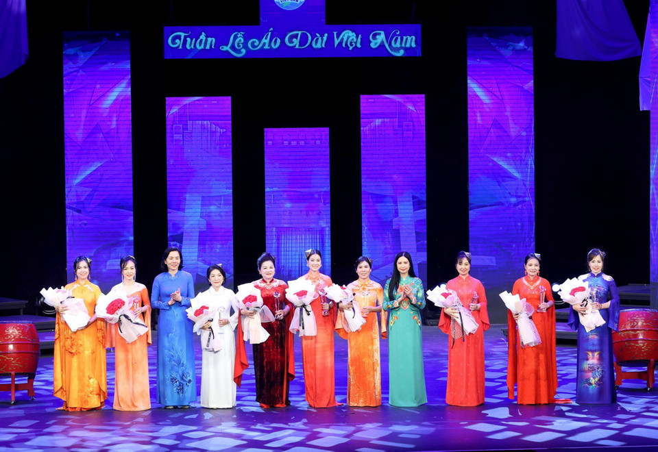 Lãnh đạo Hội Liên hiệp Phụ nữ Việt Nam tặng Kỷ niệm chương cho nhà thiết kế và các đơn vị đồng hành. (Ảnh: Phương Hoa/TTXVN)