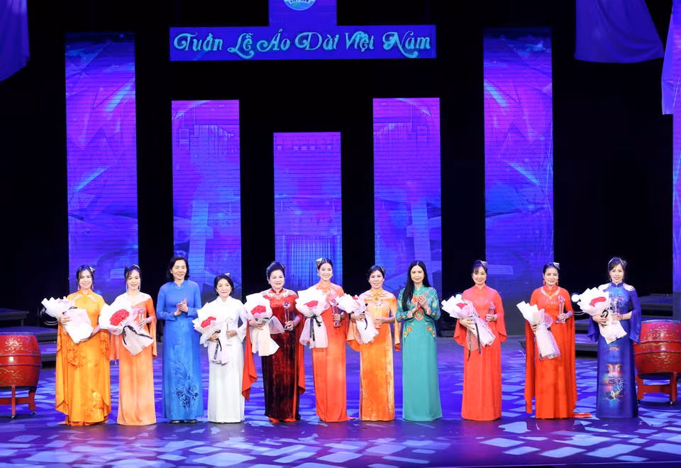 Lãnh đạo Hội Liên hiệp Phụ nữ Việt Nam tặng Kỷ niệm chương cho nhà thiết kế và các đơn vị đồng hành. (Ảnh: Phương Hoa/TTXVN)