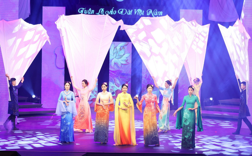 Trình diễn áo dài nghệ thuật “Hương sắc Áo dài Việt.” (Ảnh: Phương Hoa/TTXVN)