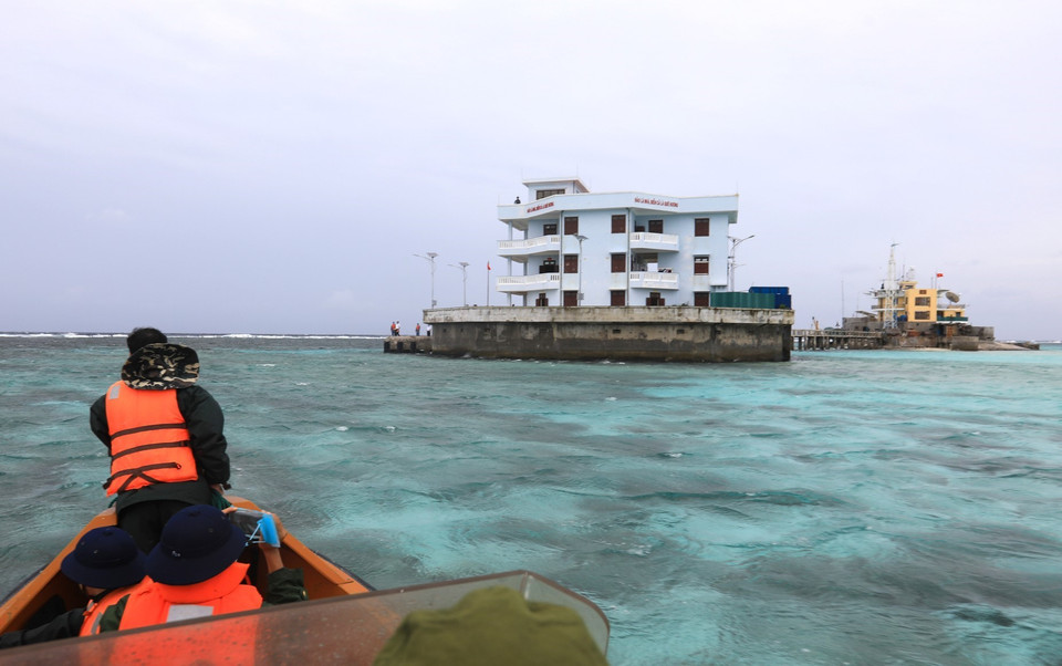 Những chuyến tàu vượt sóng gió mang quà Tết đến đảo Len Đao. (Ảnh: Thành Đạt/TTXVN)