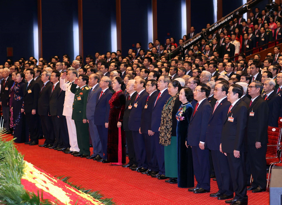 Các đại biểu thực hiện nghi thức chào cờ. (Ảnh: TTXVN)