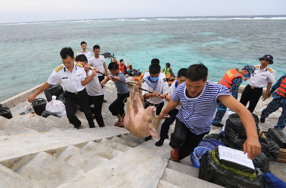 Lương thực, thực phẩm từ đất liền gửi cho chiến sỹ đảo Len Đao chuẩn bị đón Tết cổ truyền. (Ảnh: Thành Đạt/TTXVN)
