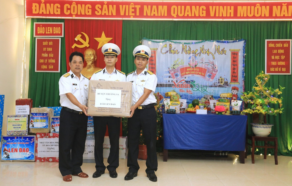 Đại tá Lê Đình Hải, Phó Lữ đoàn trưởng - Lữ đoàn 146, Trưởng đoàn công tác số 2 (Vùng 4 Hải quân) trao quà và chúc Tết cán bộ, chiến sỹ đảo Cô Lin. (Ảnh: Thành Đạt/TTXVN)