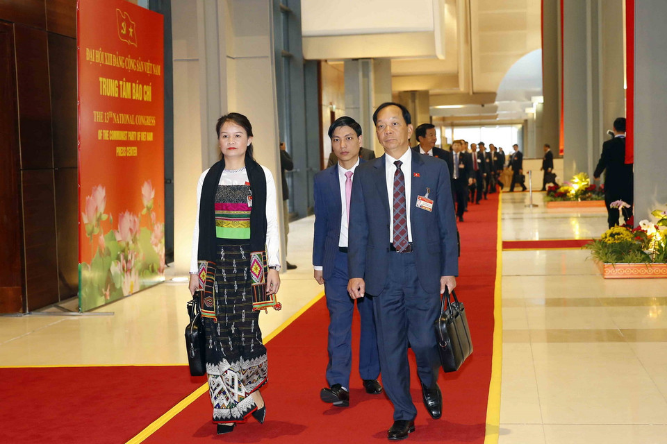 Đại biểu nữ dân tộc đến dự khai mạc Đại hội. (Ảnh: TTXVN)