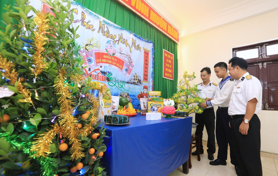 Cán bộ, chiến sỹ đảo Len Đao trang trí chuẩn bị mâm cỗ cổ truyền đón Xuân Tân Sửu. (Ảnh: Thành Đạt/TTXVN)