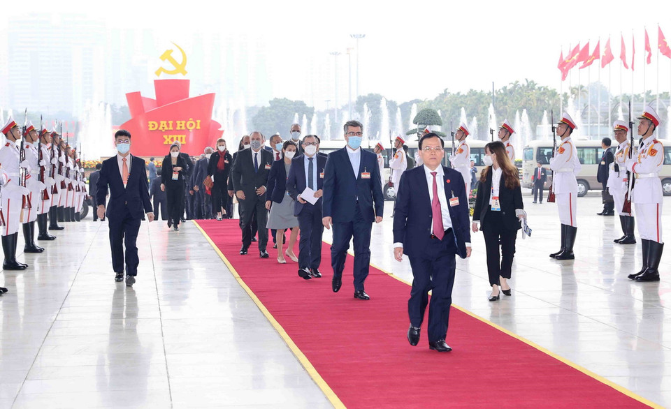 Các đại biểu quốc tế là khách mời đến dự khai mạc Đại hội XIII của Đảng. (Ảnh: TTXVN)
