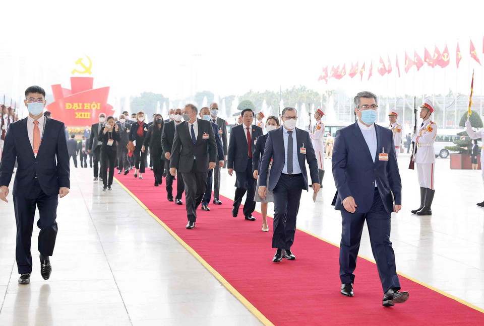 Các đại biểu quốc tế là khách mời đến dự khai mạc Đại hội XIII của Đảng. (Ảnh: TTXVN)