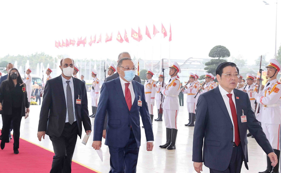 Các đại biểu quốc tế là khách mời đến dự khai mạc Đại hội XIII của Đảng. (Ảnh: TTXVN)