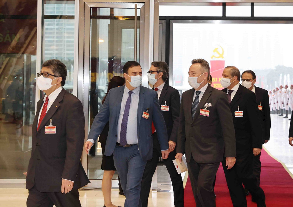 Các đại biểu quốc tế là khách mời đến dự khai mạc Đại hội XIII của Đảng. (Ảnh: TTXVN)