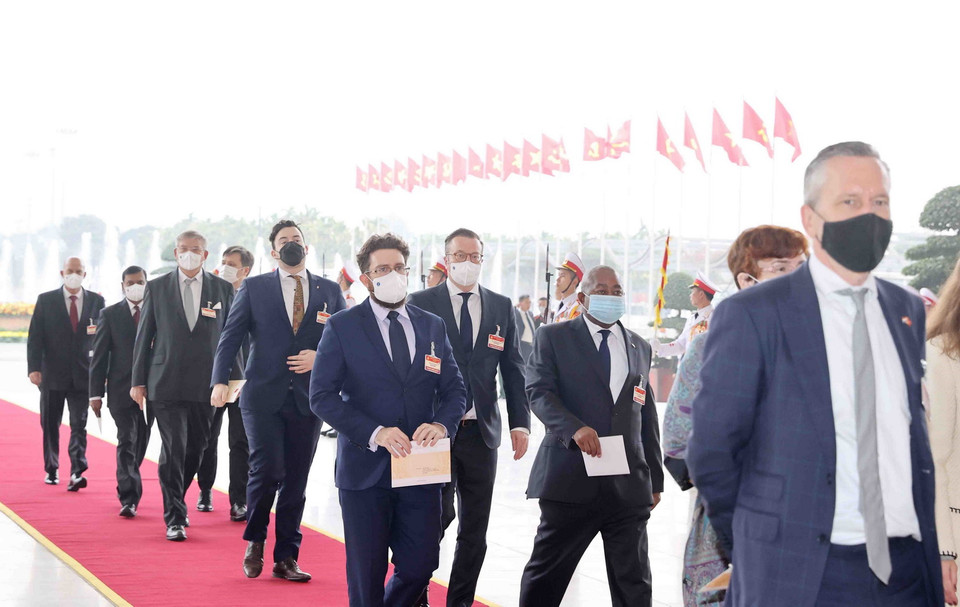 Các đại biểu quốc tế là khách mời đến dự khai mạc Đại hội XIII của Đảng. (Ảnh: TTXVN)