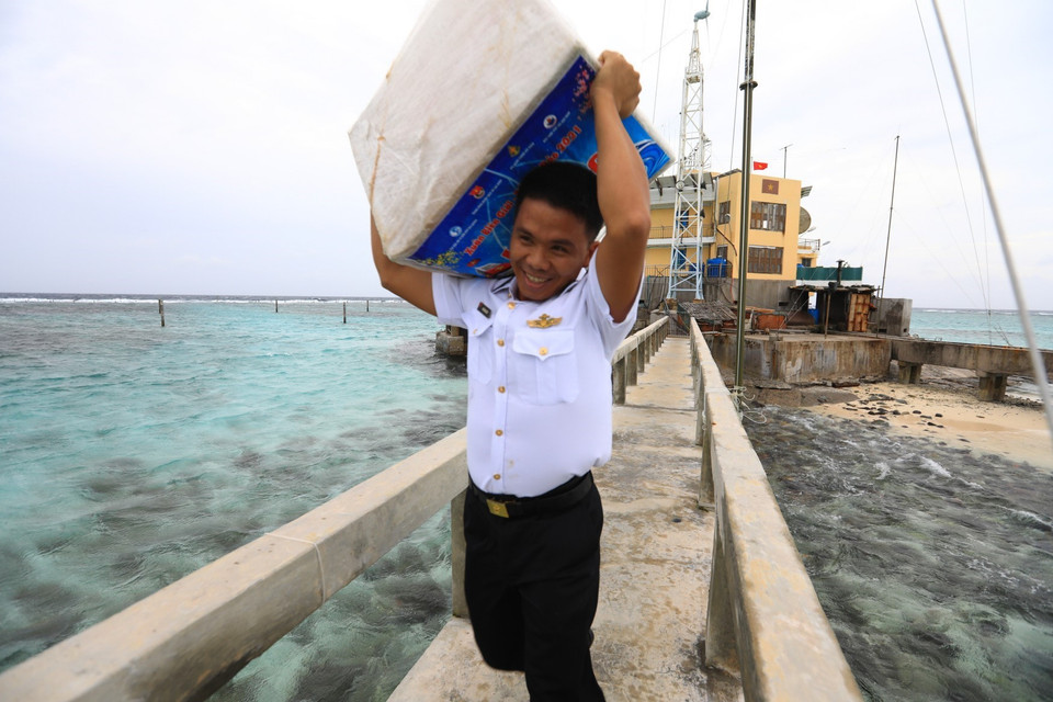 Niềm vui của cán bộ, chiến sỹ đảo Len Đao khi nhận được những món quà Tết từ đất liền. (Ảnh: Thành Đạt/TTXVN)