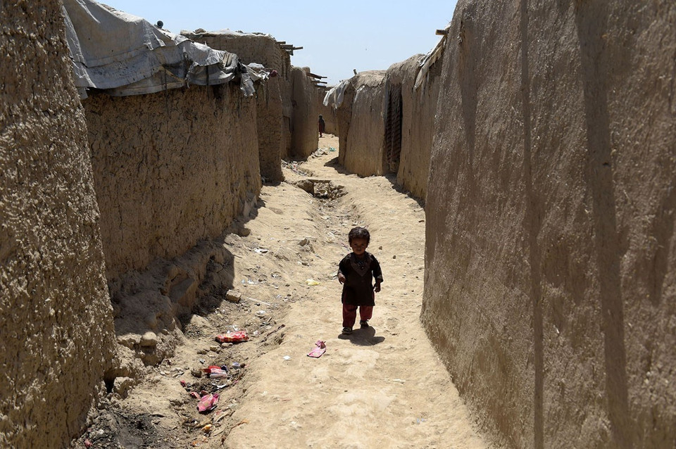 Một em bé Afghanistan tại trại tị nạn ở Kabul tháng 5/2016. (Nguồn: AFP/TTXVN)