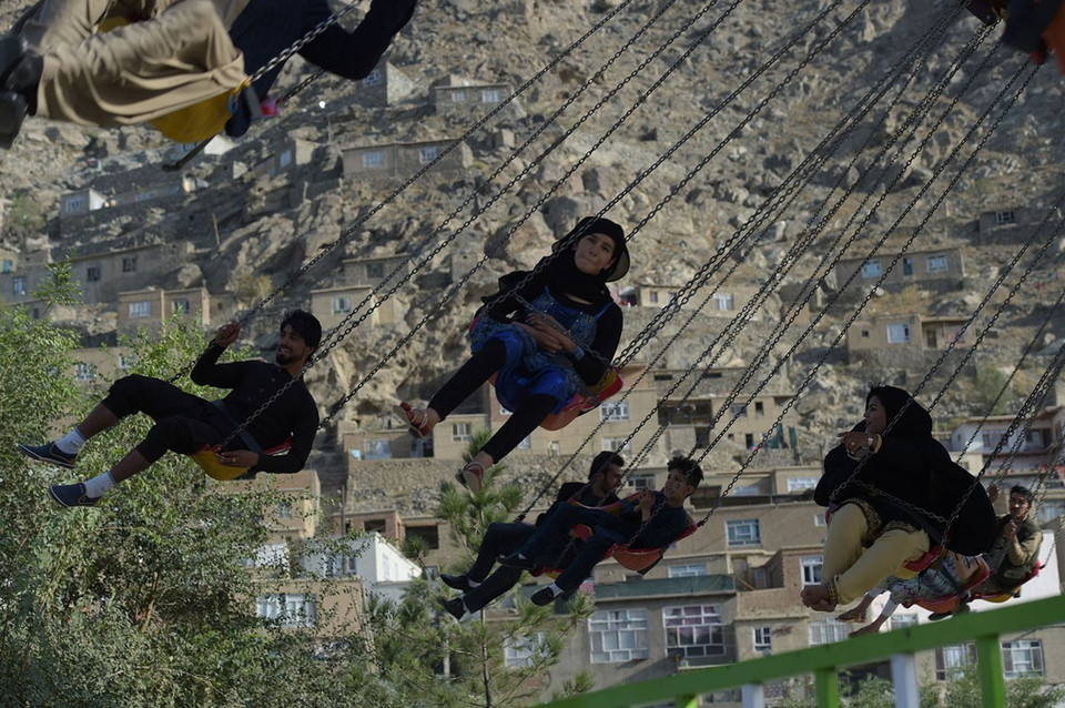 Người dân Afghanistan vui chơi trong công viên thành phố Kabul tháng 9/2017. (Nguồn: AFP/TTXVN)
