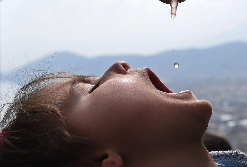 Nhân viên y tế cho trẻ em Afghanistan uống vắcxin phòng bại liệt ở Kabul tháng 3/2015. (Nguồn: AFP/TTXVN) 